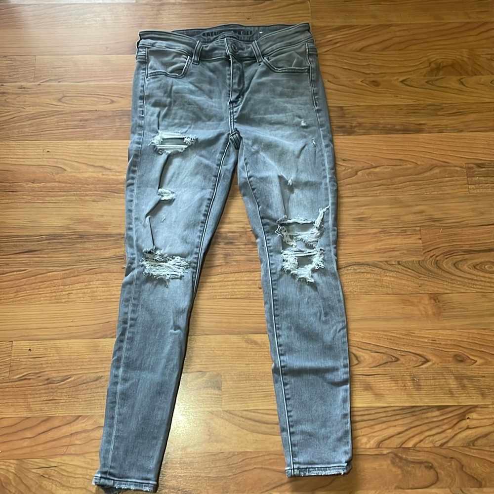 Women’s American Eagle Distressed Gray Jeggings size 4 short